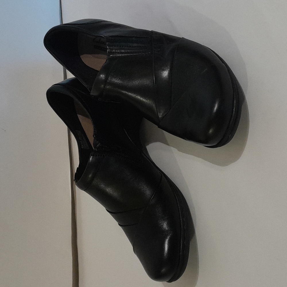 Black pair comfort shoes.